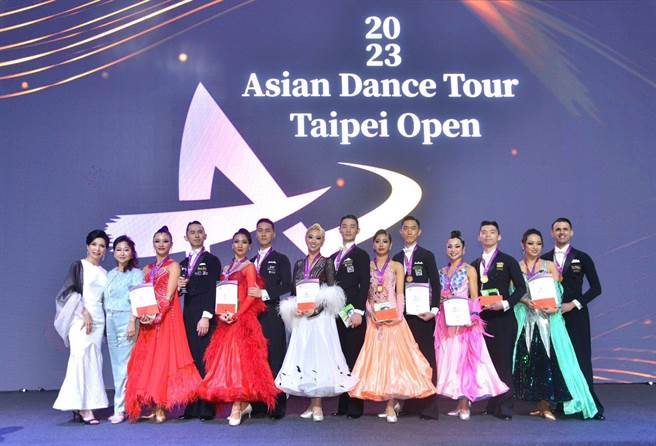 「国标舞亚巡赛—台北公开赛」昨日圆满落幕，图为亚洲职业摩登舞颁奖。（北市体育局提供／张芷瑜台北传真）