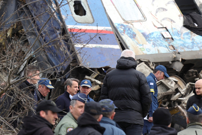 2023年3月1日，希腊总理米佐塔基斯（Kyriakos Mitsotakis）视察火车相撞事故现场。（路透社）