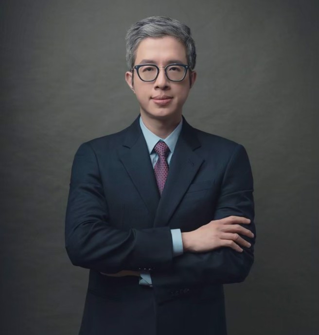 邱浚彦建议，民眾只要针对脸部细微的瑕疵进行微调，就能提升整体美感，摆脱容貌焦虑。(戴志扬翻摄)