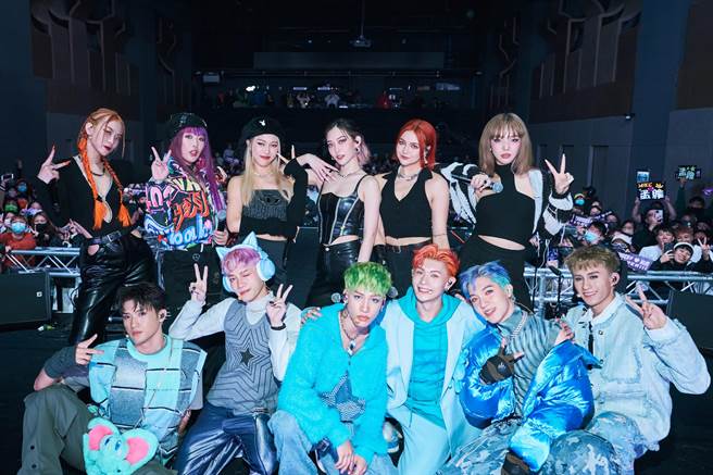 「HUR」开唱邀来《原子少年》「VERA」合作对唱。（AOA ENTERTAINMENT LAB提供）