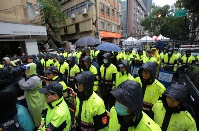 警察勤务多又杂，内政部请警政署研议调升警勤加给，鼓励警察士气。（警政署提供）