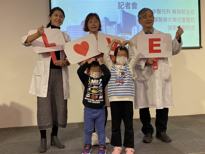 病童小真（前排右）经中国医药大学附设医院儿童后新冠门诊中西医整合治疗，挥别确诊后病怏怏的生活。（冯惠宜摄）