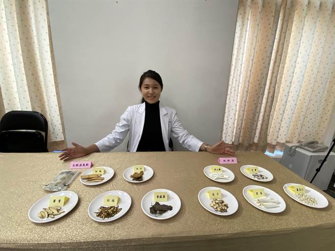 中国附医中医儿科主任赖琬郁说，中医针对后新冠的孩童，初期可使用清湿热药物，后续恢復期可使用除湿健脾或益气滋阴等处方调养。（冯惠宜摄）