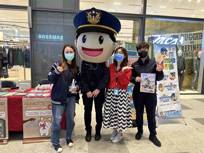 警方透过外表清秀的女警，吸引民眾注意，进而宣导防诈骗。（警方提供）