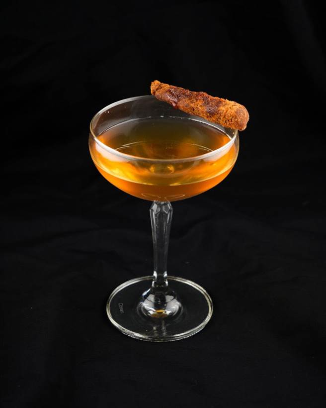 「噶玛兰威士忌酸酒」一口酒一口牛肉乾，风味层次丰富，售价450元加1成。 (台北中山九昱希尔顿逸林酒店提供)