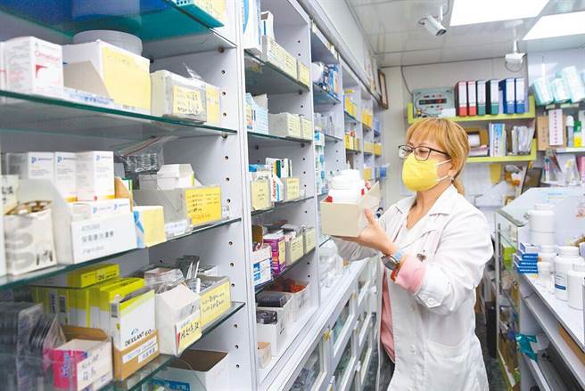 图为社区药局药师照处方抓药。（张铠乙摄）