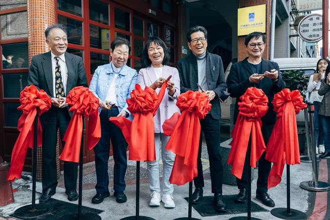 龙应台文化基金会1日在迪化街新办公室举行「欢欣入厝」茶会，前文化部长龙应台(左三)邀请《天下杂志》群创办人殷允芃（左二）、和硕董事长童子贤（右一）、公益平台文化基金会董事长严长寿（右二）、大成集团董事长韩家宇（左一）等一同出席参与剪彩仪式。现场商界、学界、政界等冠盖云集，近百人蒞临祝贺，场面盛大欢欣。（郭吉铨摄）