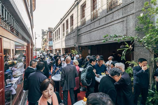 龙应台文化基金会1日在迪化街新办公室举行「欢欣入厝」茶会，现场商界、学界、政界等冠盖云集，近百人蒞临祝贺，场面盛大欢欣。（郭吉铨摄）