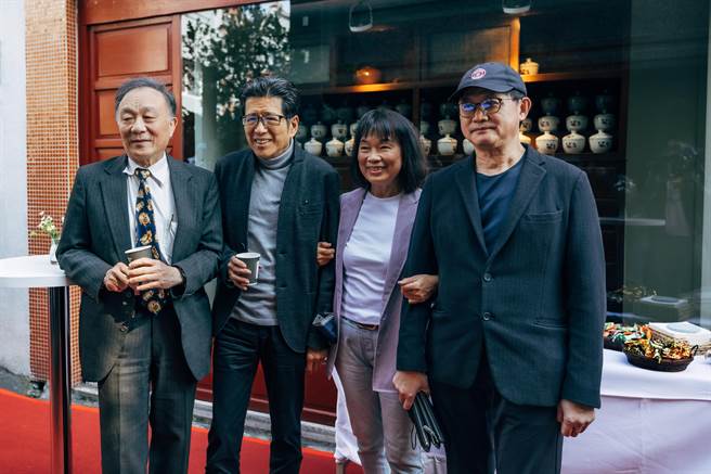 龙应台文化基金会1日在迪化街新办公室举行「欢欣入厝」茶会，前文化部长龙应台(右二)邀请《天下杂志》群创办人殷允芃、和硕董事长童子贤（右一）、公益平台文化基金会董事长严长寿（左二）、大成集团董事长韩家宇（左一）等一同出席参与剪彩仪式。现场商界、学界、政界等冠盖云集，近百人蒞临祝贺，场面盛大欢欣。（郭吉铨摄）