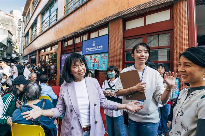 龙应台文化基金会1日在迪化街新办公室举行「欢欣入厝」茶会，前文化部长龙应台(左)邀请各界友人一同出席。现场商界、学界、政界等冠盖云集，近百人蒞临祝贺，场面盛大欢欣。（郭吉铨摄）