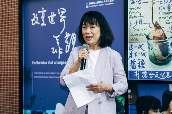 龙应台文化基金会1日在迪化街新办公室举行「欢欣入厝」茶会，前文化部长龙应台(见图)主持剪彩仪式。现场商界、学界、政界等冠盖云集，近百人蒞临祝贺，场面盛大欢欣。（郭吉铨摄）