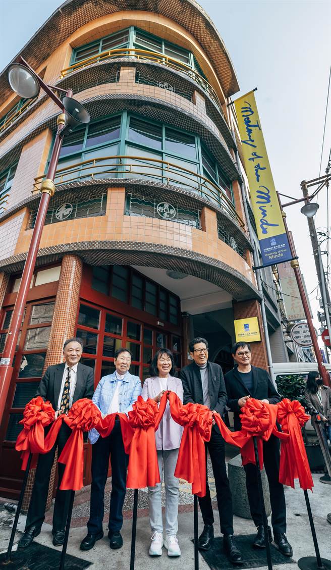 龙应台文化基金会1日在迪化街新办公室举行「欢欣入厝」茶会，前文化部长龙应台(左三)邀请《天下杂志》群创办人殷允芃（左二）、和硕董事长童子贤（右一）、公益平台文化基金会董事长严长寿（右二）、大成集团董事长韩家宇（左一）等一同出席参与剪彩仪式。现场商界、学界、政界等冠盖云集，近百人蒞临祝贺，场面盛大欢欣；龙应台文化基金会接手陈国慈在迪化街的老房子，注入现代与新科技元素，将过去的「迪化207博物馆」，作为培育青年的基地。基金会盼透过不同形式的沙龙活动，提供社会对话与深思的场域，为疫后台湾带来一个有正面力量的思想交流平台。（郭吉铨摄）