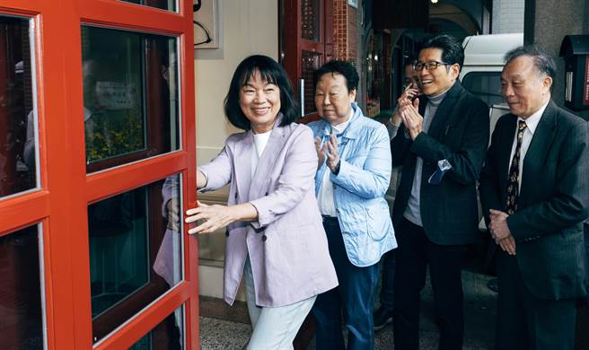 龙应台文化基金会1日在迪化街新办公室举行茶会，前文化部长龙应台(左一)开门「欢欣入厝」，邀请《天下杂志》群创办人殷允芃（左二）、和硕董事长童子贤、公益平台文化基金会董事长严长寿（左三）、大成集团董事长韩家宇（右一）等一同出席参与剪彩仪式；龙应台文化基金会接手陈国慈在迪化街的老房子，注入现代与新科技元素，将过去的「迪化207博物馆」，作为培育青年的基地。基金会盼透过不同形式的沙龙活动，提供社会对话与深思的场域，为疫后台湾带来一个有正面力量的思想交流平台。（郭吉铨摄）