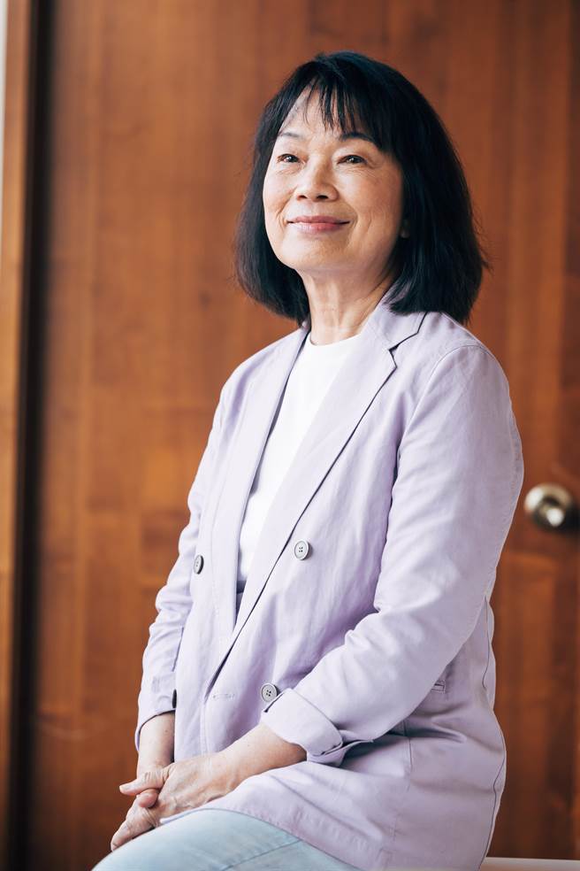 龙应台文化基金会1日在迪化街新办公室举行「欢欣入厝」茶会，文化部前部长、作家龙应台(见图)，1952年生，另有笔名胡美丽，臺湾作家、文学学者、政治人物。生于高雄市，籍贯湖南衡山。毕业于成大外文系，获美国堪萨斯州立大学英美文学博士学位。是臺北市政府首任文化局局长和文化部首任部长，亦曾在美国、德国、臺湾、香港的多所大学任职。1985年出版处女作《龙应台评小说》，后有杂文、文化批评、小说、散文、纪实文学等多种作品，如《野火集》和《大江大海一九四九》等，言行遍及华人地区如两岸三地、新加坡，以及德国等地，产生一定影响。（郭吉铨摄）