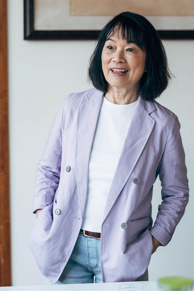 龙应台文化基金会1日在迪化街新办公室举行「欢欣入厝」茶会，文化部前部长、作家龙应台(见图)，1952年生，另有笔名胡美丽，臺湾作家、文学学者、政治人物。生于高雄市，籍贯湖南衡山。毕业于成大外文系，获美国堪萨斯州立大学英美文学博士学位。是臺北市政府首任文化局局长和文化部首任部长，亦曾在美国、德国、臺湾、香港的多所大学任职。1985年出版处女作《龙应台评小说》，后有杂文、文化批评、小说、散文、纪实文学等多种作品，如《野火集》和《大江大海一九四九》等，言行遍及华人地区如两岸三地、新加坡，以及德国等地，产生一定影响。（郭吉铨摄）