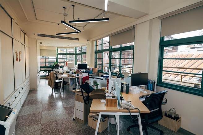 龙应台文化基金会1日在迪化街新办公室举行「欢欣入厝」茶会，龙应台文化基金会接手陈国慈在迪化街的老房子，注入现代与新科技元素，将过去的「迪化207博物馆」，作为培育青年的基地。基金会盼透过不同形式的沙龙活动，提供社会对话与深思的场域，为疫后台湾带来一个有正面力量的思想交流平台。（郭吉铨摄）