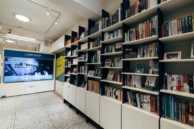 龙应台文化基金会1日在迪化街新办公室举行「欢欣入厝」茶会，龙应台文化基金会接手陈国慈在迪化街的老房子，注入现代与新科技元素，将过去的「迪化207博物馆」，作为培育青年的基地。基金会盼透过不同形式的沙龙活动，提供社会对话与深思的场域，为疫后台湾带来一个有正面力量的思想交流平台。（郭吉铨摄）