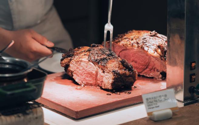 台北六福万怡酒店推出全新餐饮优惠「6000元放大术」，消费满额等同于现赚8280元。（六福旅游集团提供）