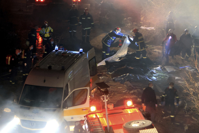 希腊列车对撞事故现场大火，多人死伤。（图／美联社）