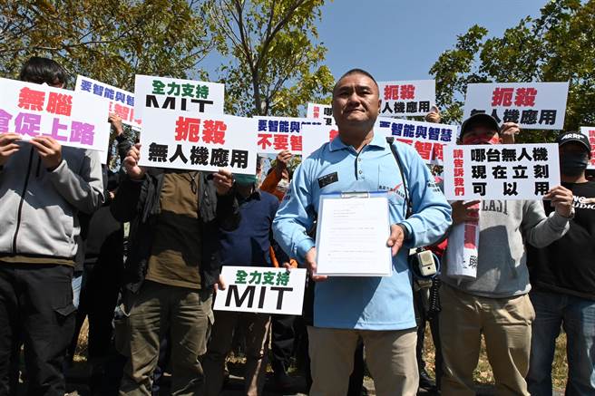 一批业者1日下午到路科抗议政府推动的无人机政策扰民。（林瑞益摄）