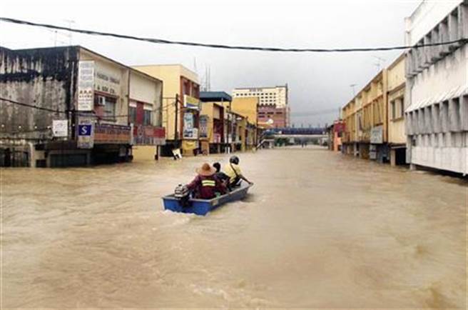 图为马来西亚水灾示意图。（路透社）