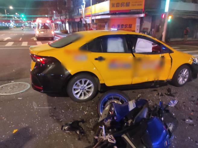 计程车遭撞副驾驶座车门凹陷，机车撞击后车头变形骑士手臂骨折送医。（简铭柱翻摄）