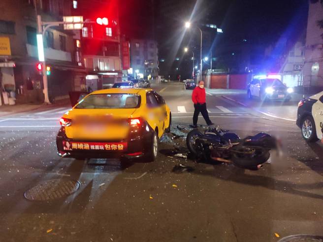 计程车遭撞副驾驶座车门凹陷，机车撞击后车头变形骑士手臂骨折送医。（简铭柱翻摄）