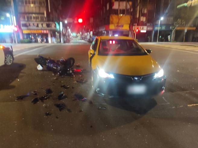 计程车遭撞副驾驶座车门凹陷，机车撞击后车头变形骑士手臂骨折送医。（简铭柱翻摄）