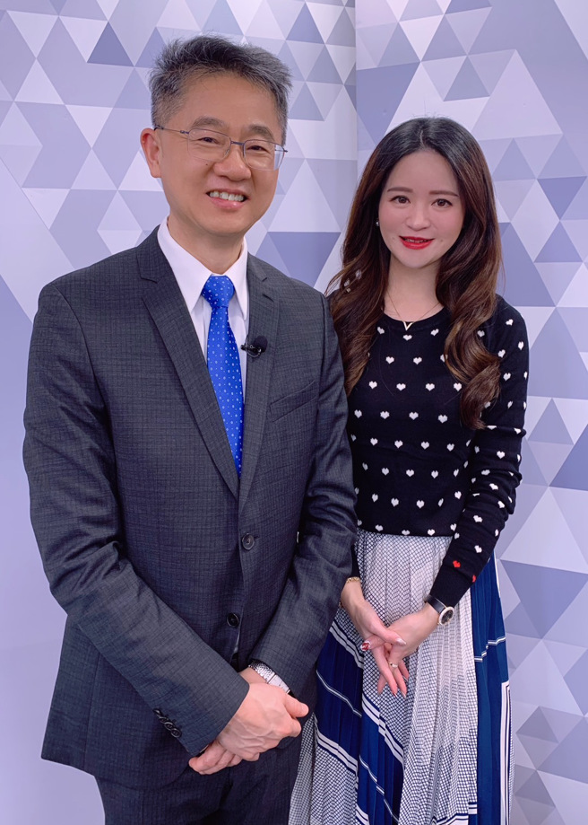 台湾运彩总经理林博泰（左）上时来运转节目，与主持人尉迟佩玉谈运彩眉角。（林胜发摄）