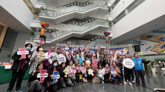 台中市经发局1日串连在地业者、商圈及夜市共同响应，推出「三大幸福好球」系列活动。（图／业者提供）