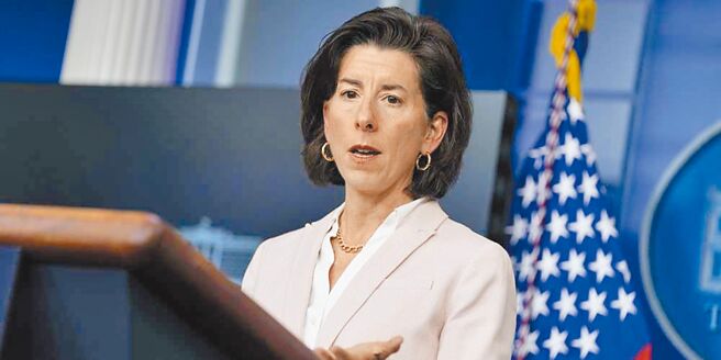 美国商务部长雷蒙多表示，半导体业补助计画攸关国家安全，政府不会随意为任何企业开空头支票。图／美联社