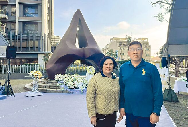 二二八受难者家属陈泰源与太太昨天参与桃园市追思仪式。（陈梦茹摄）