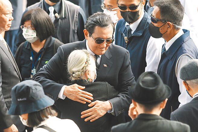 台北市文化局28日举办二二八事件76周年纪念会，前总统马英九（中）在会后与受难者家属拥抱致意。（杜宜谙摄）