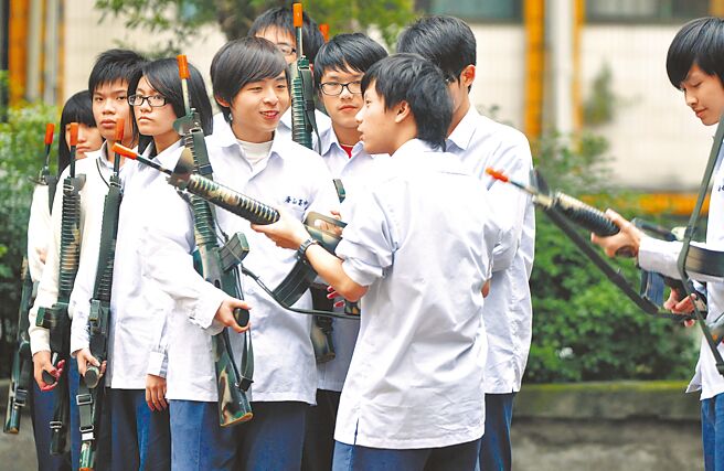 国防部修正《全民防卫动员准备法》草案，连16岁以上高中职学生都要造册。（本报资料照片）