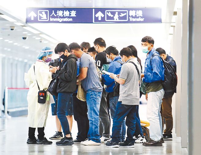 随着疫情趋缓，我国去年移工人数净增加5万8089人，人数累计达72万8081人的创下史上新高图为刚下机的移工填写资料。（本报资料照片）