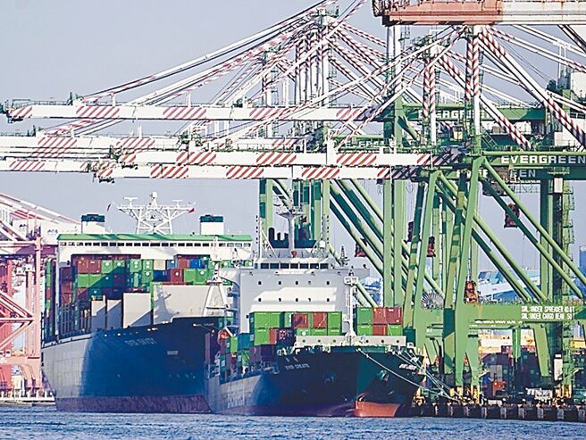 出口数据不妙，外销订单连5黑，学者忧心制造业第二季恐引爆裁员潮。图为货轮停靠高雄港区。（中央社）