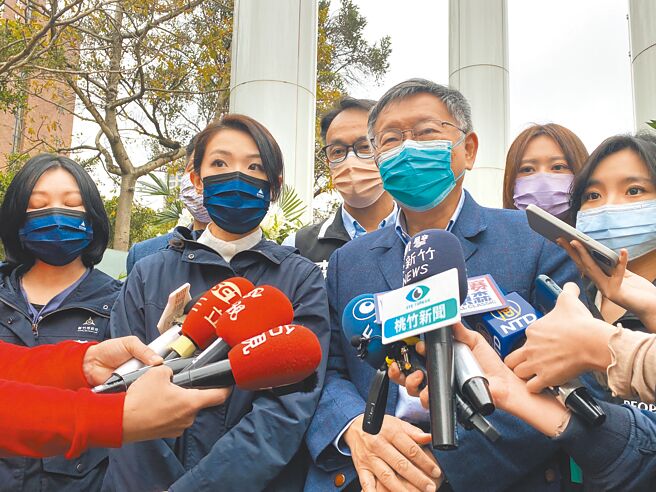 民眾黨主席柯文哲（右三）昨天被問到新竹市立委選戰有無人選？他感嘆說，人才很不好找。（陳育賢攝）