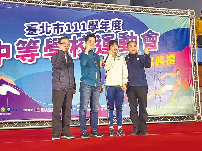 台北市長蔣萬安（左二）昨出席北市中等學校運動會開賽活動致詞時強調，台北市要用科技培養更多優秀運動人才。（蔡佩珈攝）