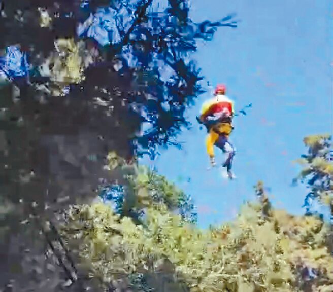 27岁蔡姓女登山客昨早在宜兰县大同乡南湖大山林道，突然发生高山症，导致肺水肿、呼吸困难无法自行下山，空勤总队出动直升机载往台中清泉岗机场送至附近医院救治。（宜兰县消防局提供／吴佩蓉宜兰传真）