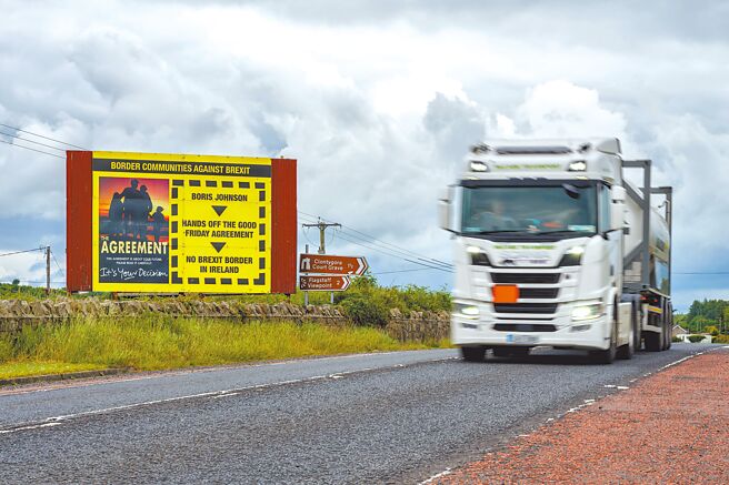 《温莎框架》细节已完全公布，目前所知，为了大幅降低英国本土货物输往北爱地区的通关查验，往后将分设「绿线」及「红线」；留在北爱的货品走几乎不须通关手续的绿线，途经北爱、输往爱尔兰或其他欧盟国家的货品则走徵收关税的红线。（新华社）
