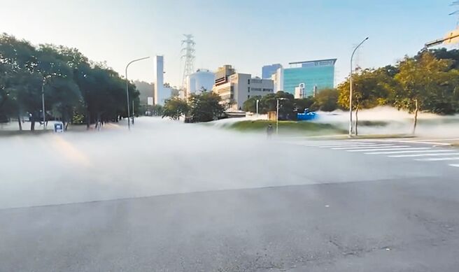 新竹科学园区力行四路一带，昨天清晨7时许突然出现白色烟雾，现场白雾沿着地面缓缓散布，有如阿里山云海。（新竹市消防局提供／陈育贤新竹传真）
