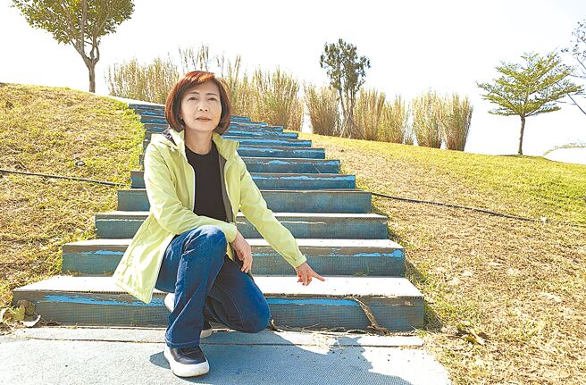 台中中央公園是全台最大公園，但市議員陳淑華卻接到民眾陳情，指部分步道斑駁、設施毀損。（陳淑華提供／張亦惠台中傳真）