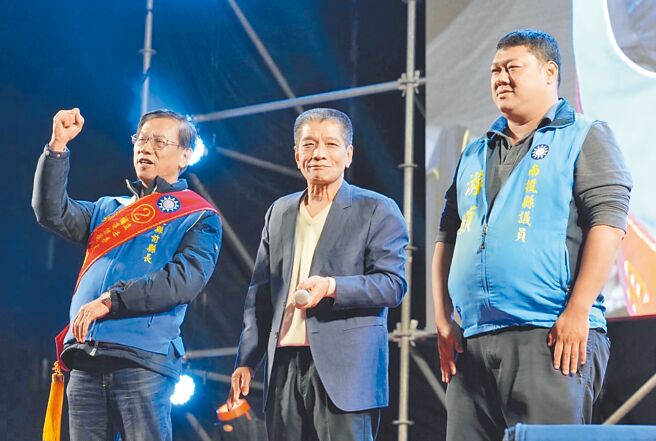 蓝营27日竹山造势晚会，南投县议长何胜丰（中）强调林明溱（左）是帮游颢（右）打天下，他们两人力挺游颢选2024立委，让竹山出一席立委。（林明溱竞办提供／杨静茹南投传真）