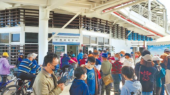 二二八連假西濱快速道路湧現車潮，雲林縣口湖遊客中心每天逾千名遊客造訪。（口湖遊客中心提供／張朝欣雲林傳真）