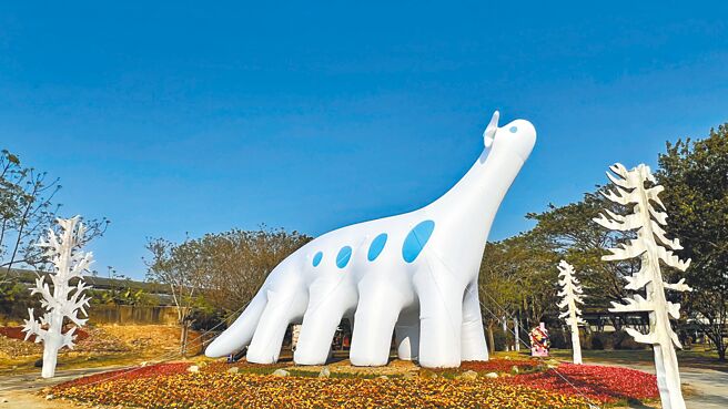 結合蘭花與恐龍發想打造的充氣吉祥物「Orchid獸」，已經布置完成在蘭花公園。（張毓翎攝）