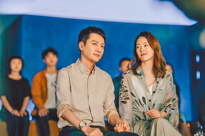 冯绍峰（左）、童瑶在《心居》青梅竹马CP深受欢迎。（中天娱乐台提供）