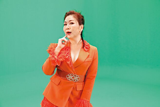 張秀卿日前拍攝新歌MV，開心大秀事業線。（豪記唱片提供）