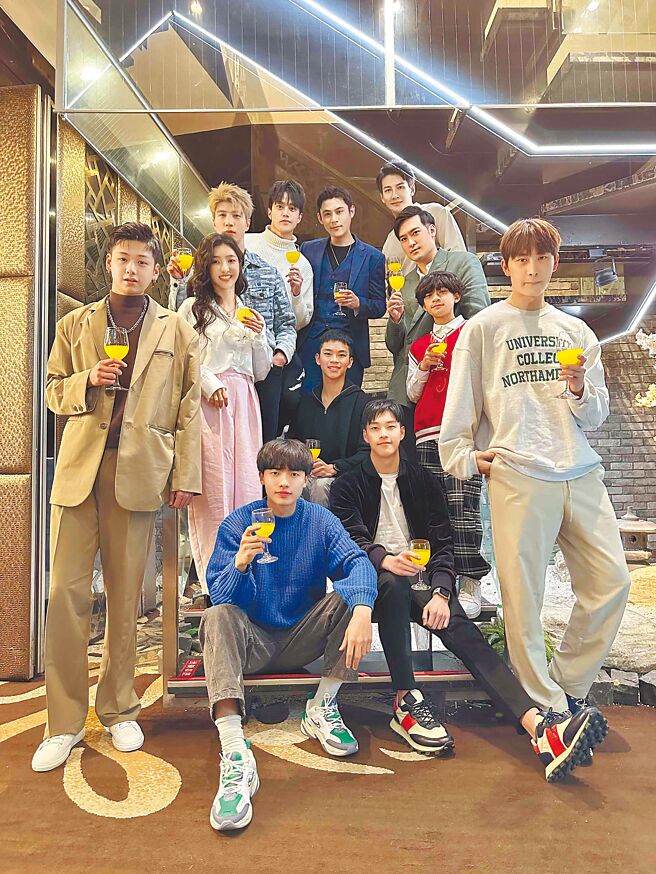 徐谋俊、陈奕、沈建宏、安于晴等艺人们齐聚喝春酒。（达腾娱乐）