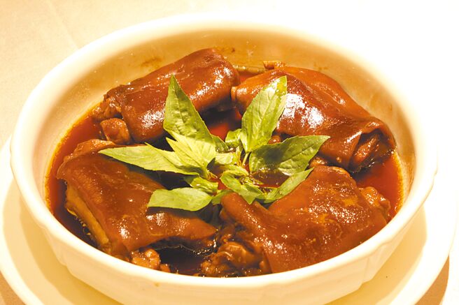 九层塔红烧猪脚取黑毛猪的后腿中段，搭配九层塔红烧滷制，风味迷人。（点水楼提供）