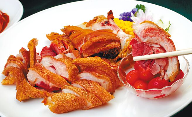 椒盐香酥猪脚皮脆肉嫩，不需沾酱就很美味，可供8至10人共食。（点水楼提供）